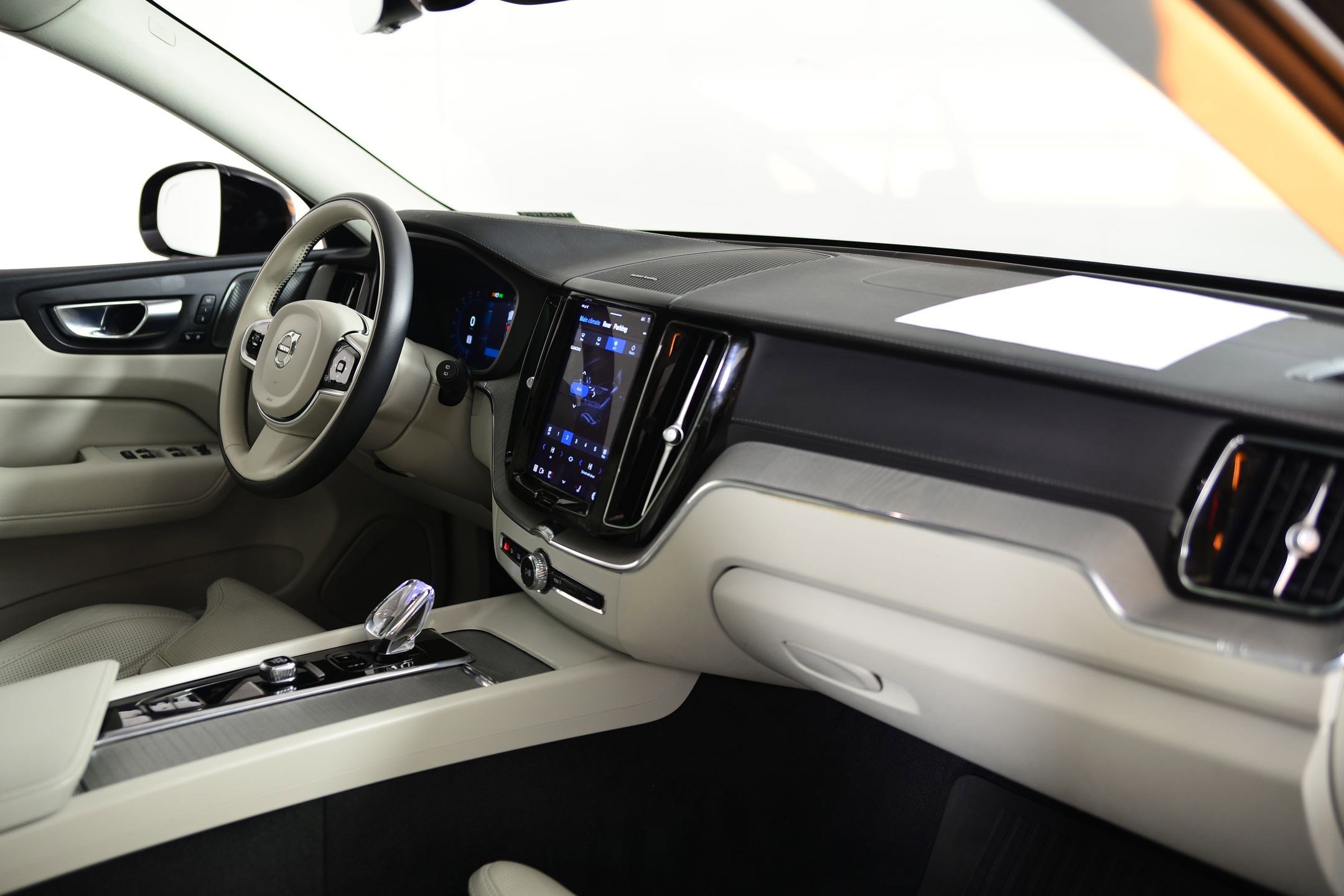 Used 2023 Volvo XC60 B5 Ultimate w/ Climate Package image 19