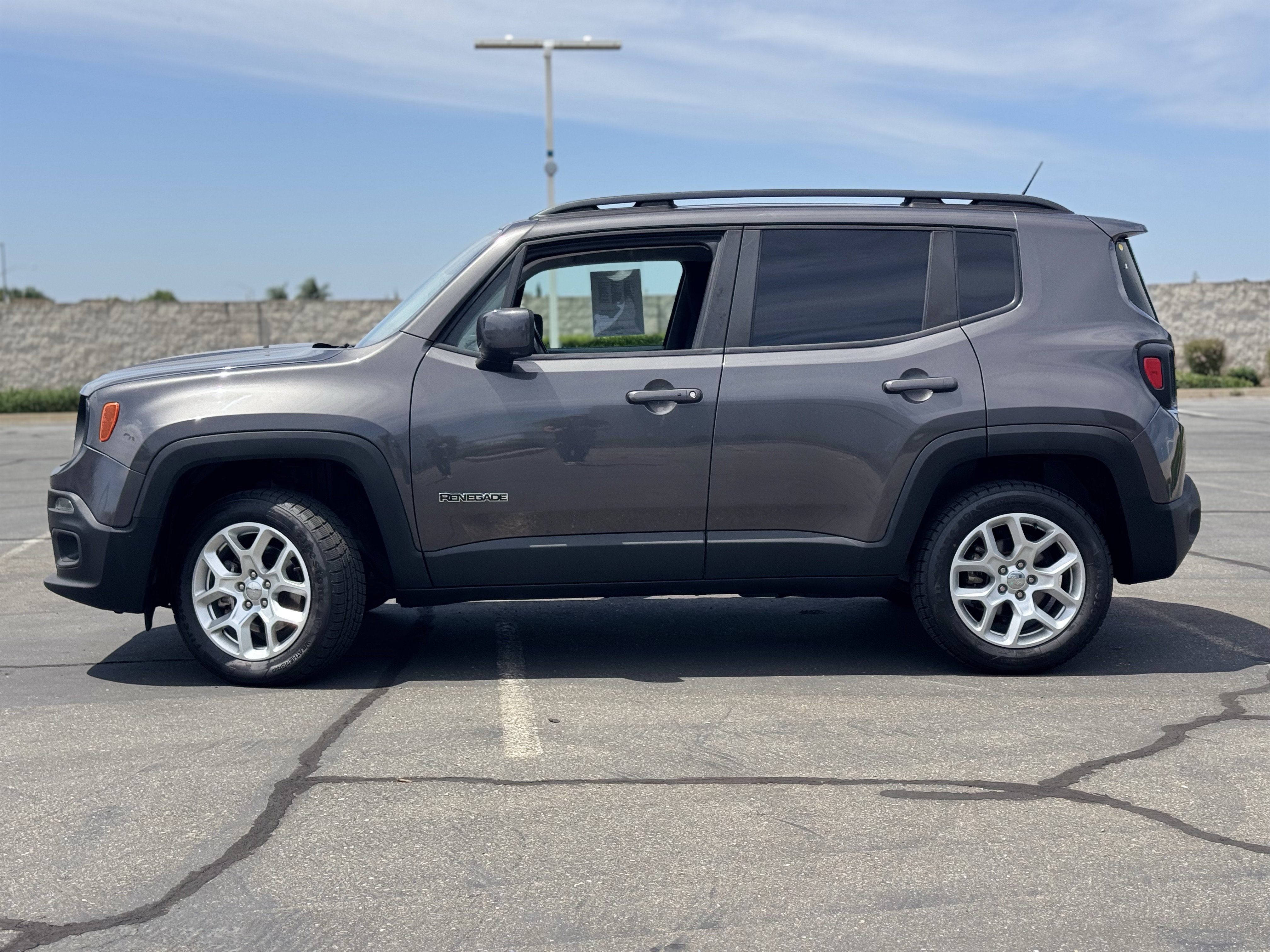 Used 2017 Jeep Renegade Latitude AWD/4WD image 4
