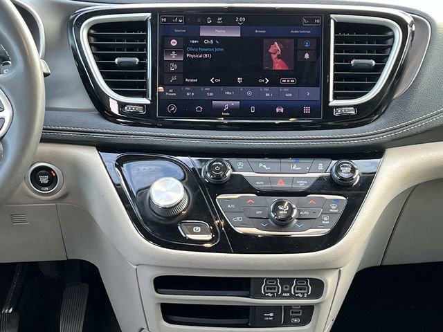 Used 2022 Chrysler Pacifica Touring-L image 15