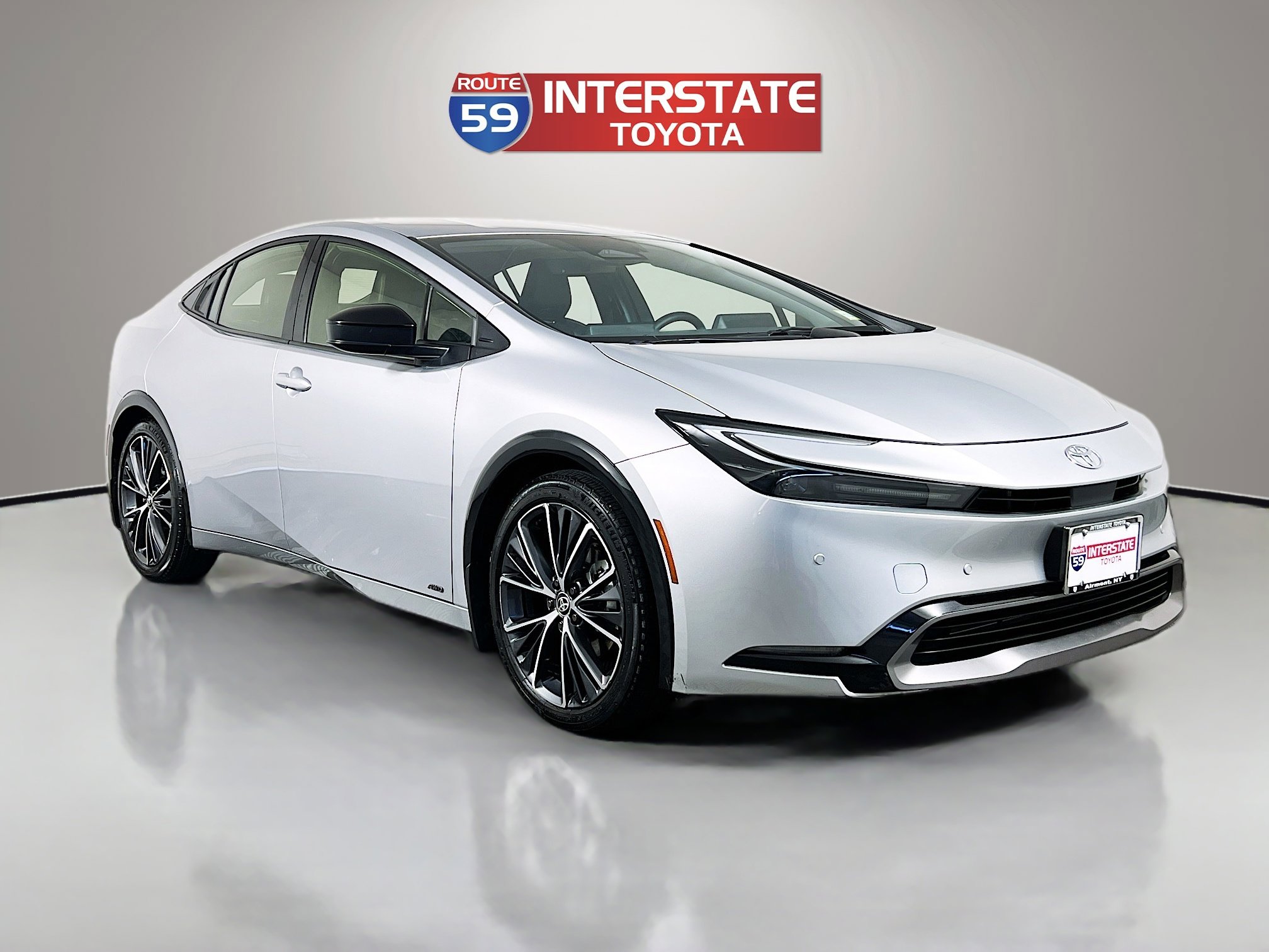 Used 2025 Toyota Prius XLE image 1