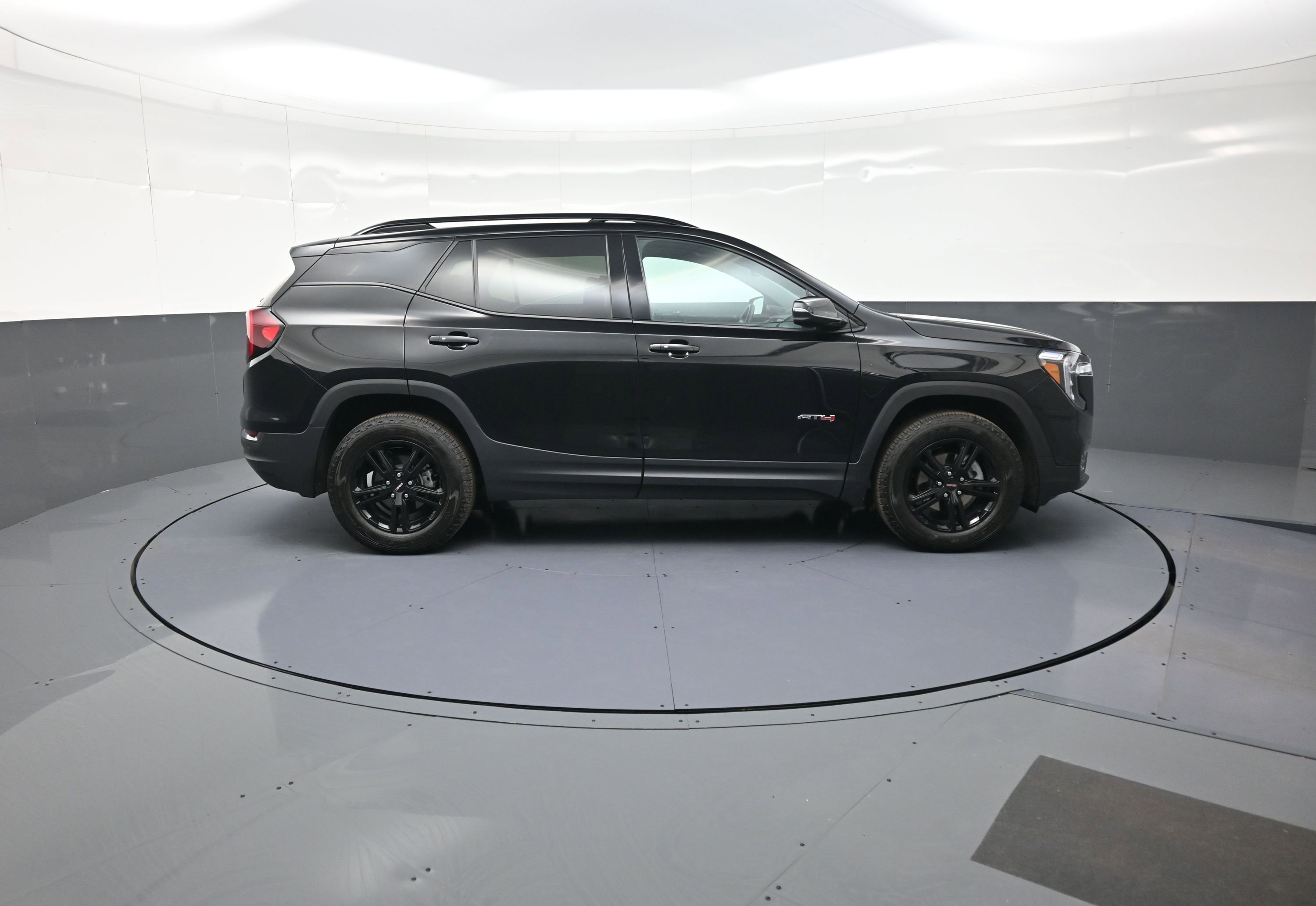 Used 2024 GMC Terrain AT4 image 2