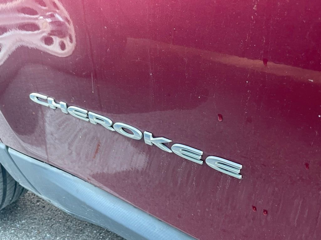 Used 2019 Jeep Cherokee Latitude Plus w/ Cold Weather Group AWD/4WD image 4