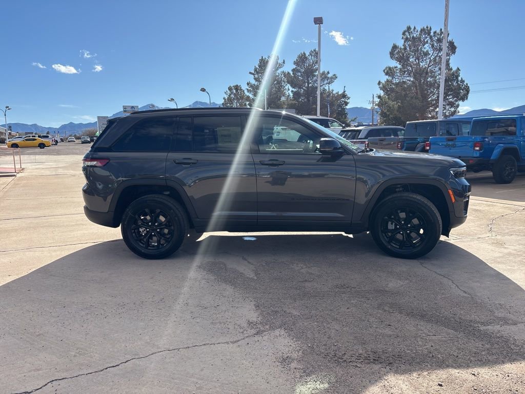 New 2025 Jeep Grand Cherokee Altitude image 4