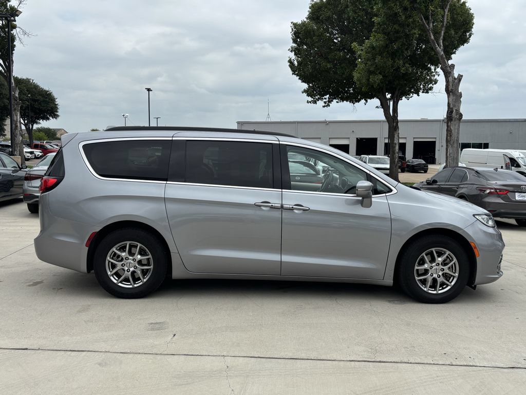 Used 2021 Chrysler Pacifica Touring w/ Cold Weather Group FWD image 2