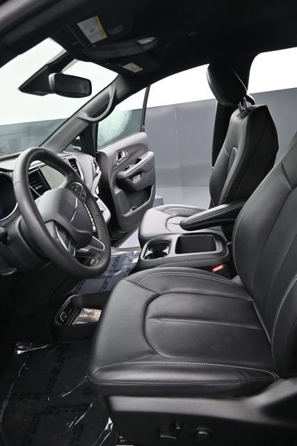 Certified 2025 Chrysler Pacifica Select AWD/4WD image 7