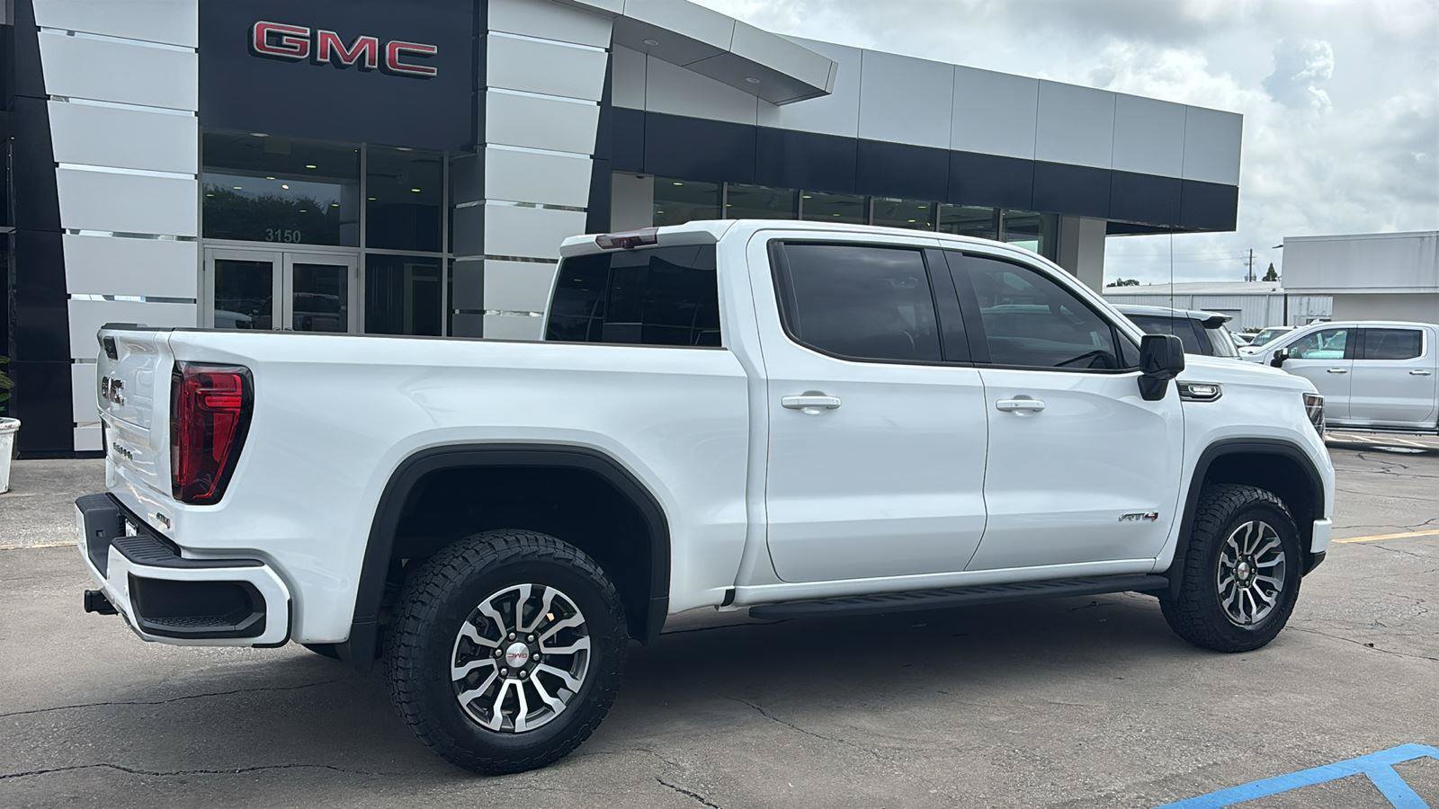Certified 2022 GMC Sierra 1500 AT4 w/ AT4 Premium Package AWD/4WD image 8