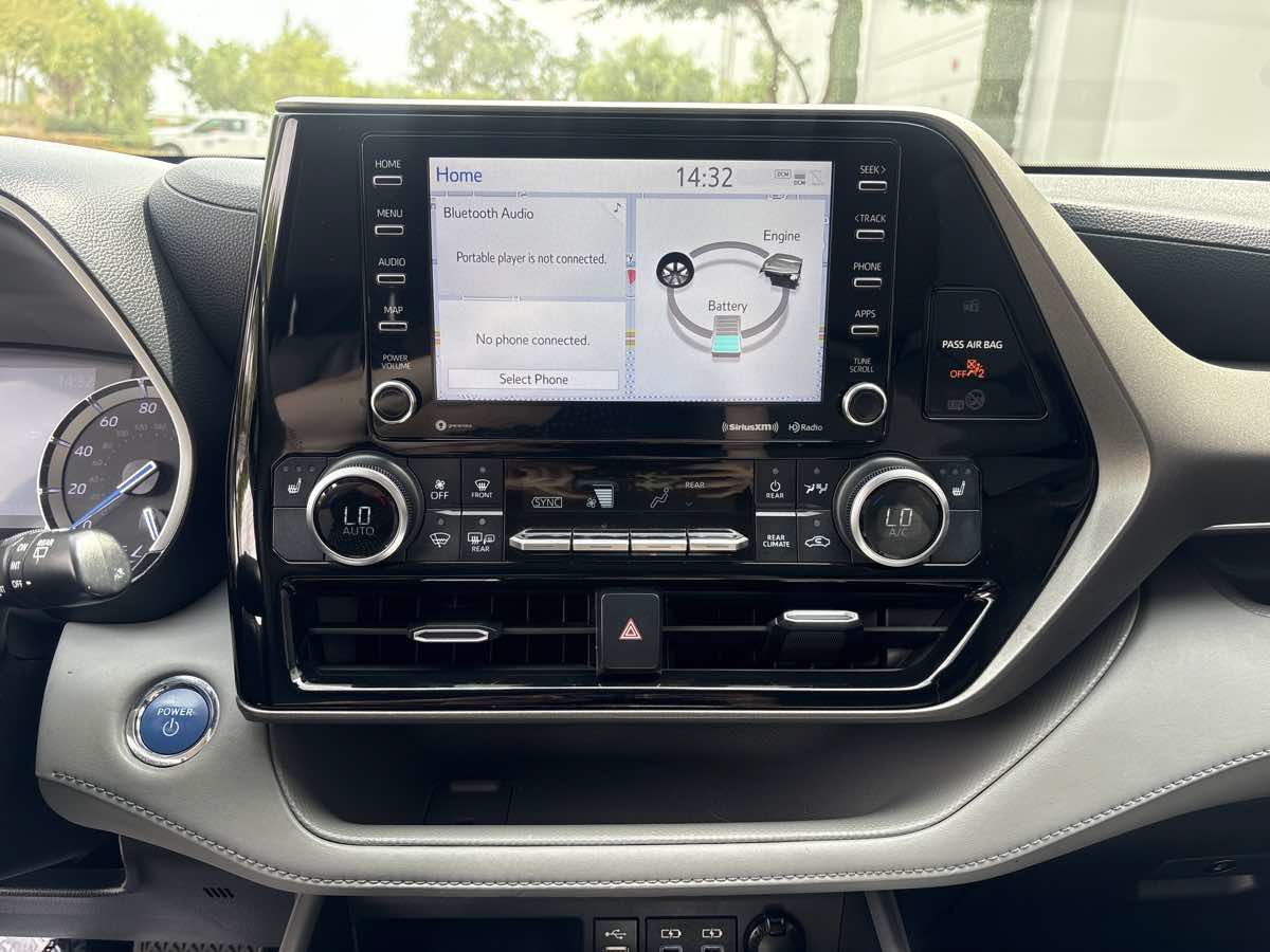 Used 2022 Toyota Highlander XLE FWD image 24