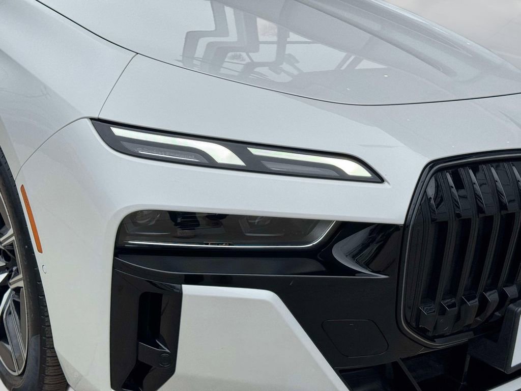 Certified 2025 BMW 760i xDrive w/ Premium Package AWD/4WD image 8