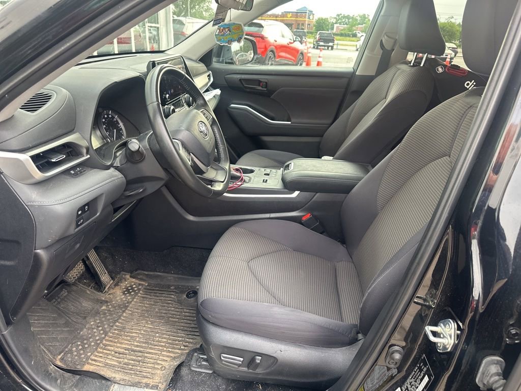 Used 2024 Toyota Highlander LE FWD image 5