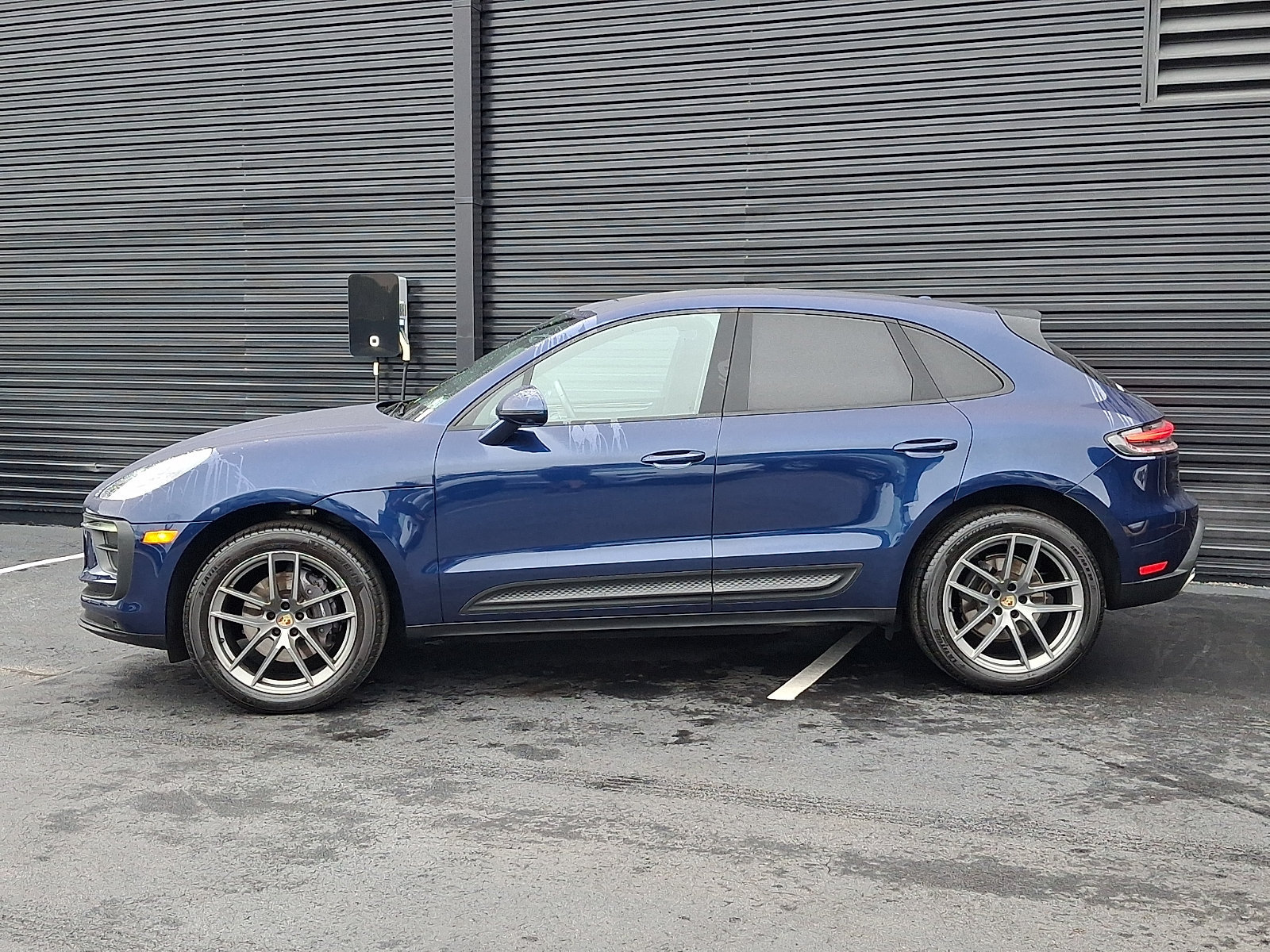 Certified 2025 Porsche Macan AWD/4WD image 2