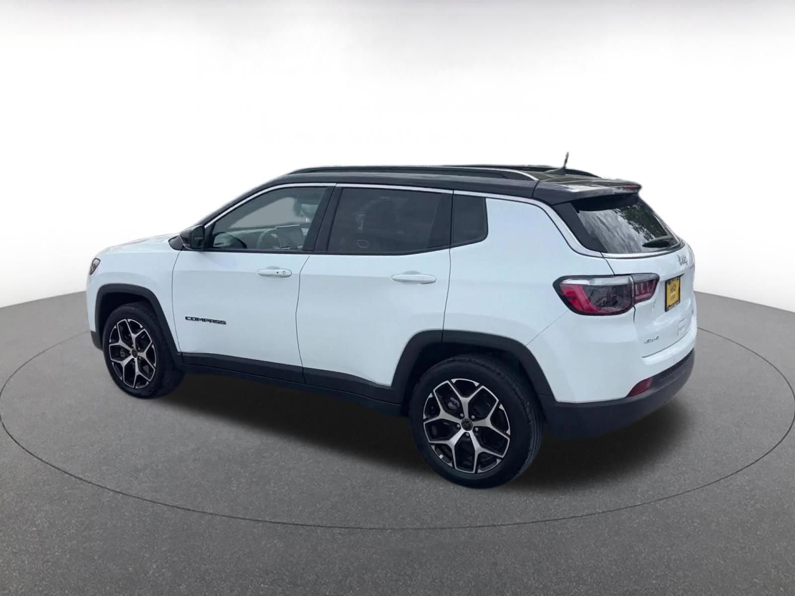 Used 2025 Jeep Compass Limited AWD/4WD image 10