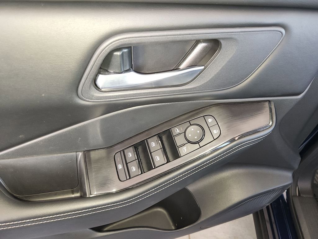 Used 2025 Nissan Rogue SV image 28