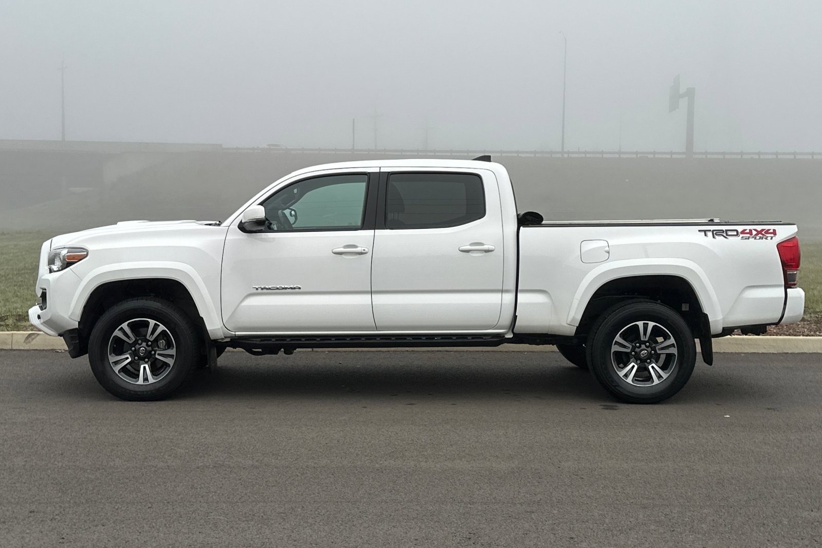 Used 2016 Toyota Tacoma TRD Sport image 6