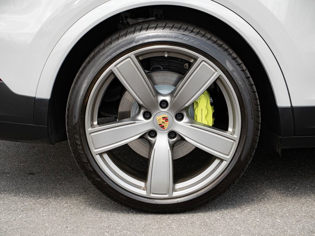 Certified 2023 Porsche Cayenne Platinum Edition image 40