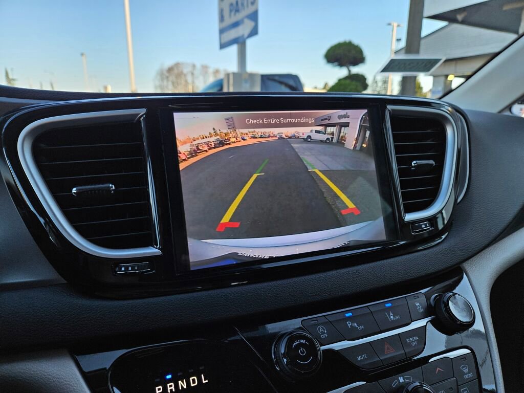 Used 2024 Chrysler Pacifica Touring-L image 26