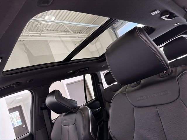 Used 2023 Jeep Grand Cherokee Overland w/ Adv Protech Group III image 21