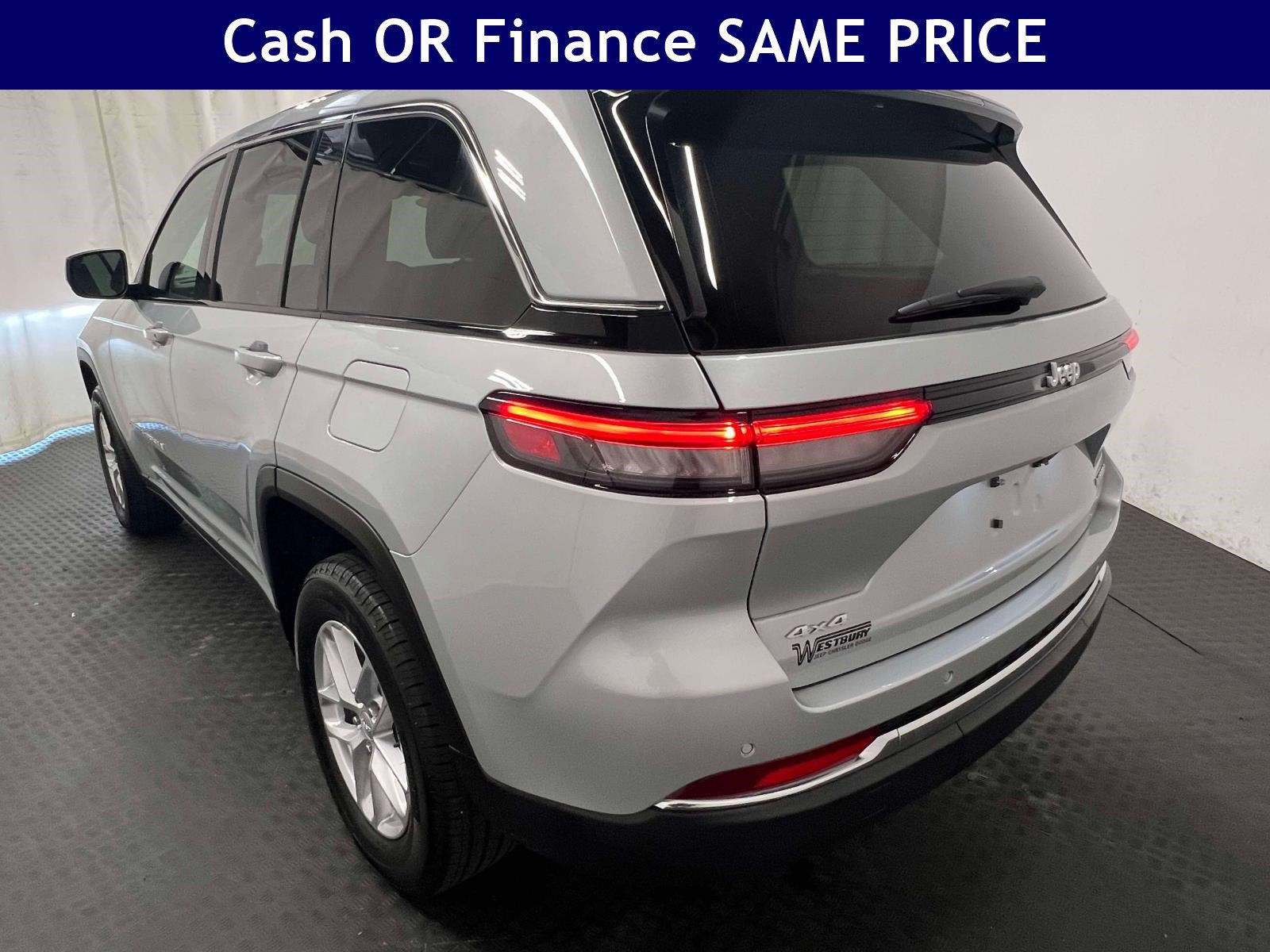 Used 2025 Jeep Grand Cherokee Laredo X w/ Luxury Tech Group I AWD/4WD image 8