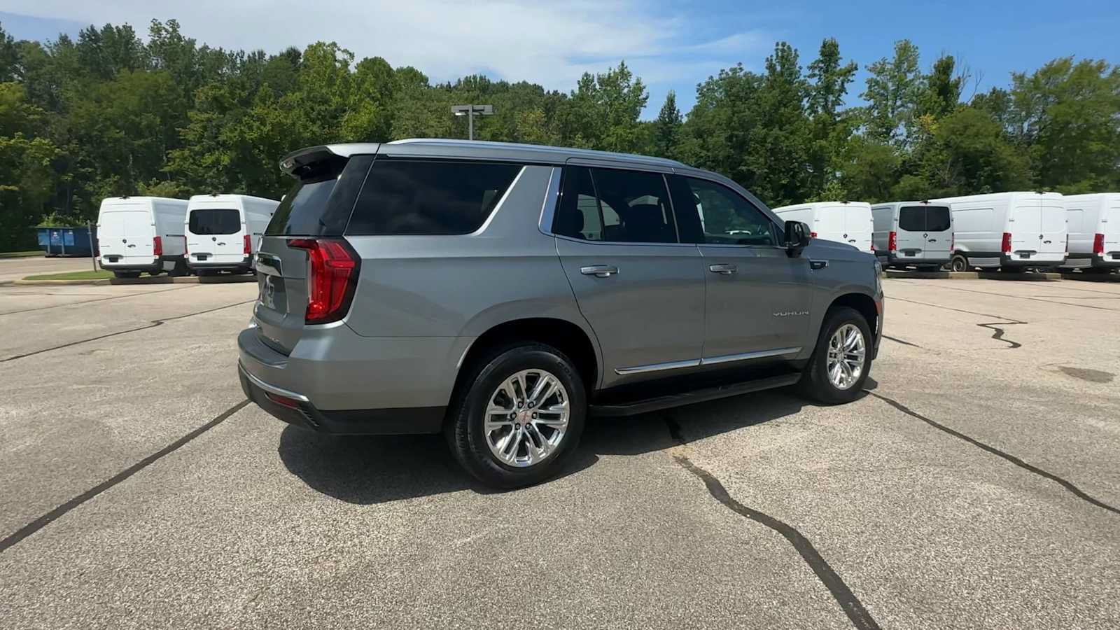 Used 2023 GMC Yukon SLT w/ SLT Luxury Package RWD image 8