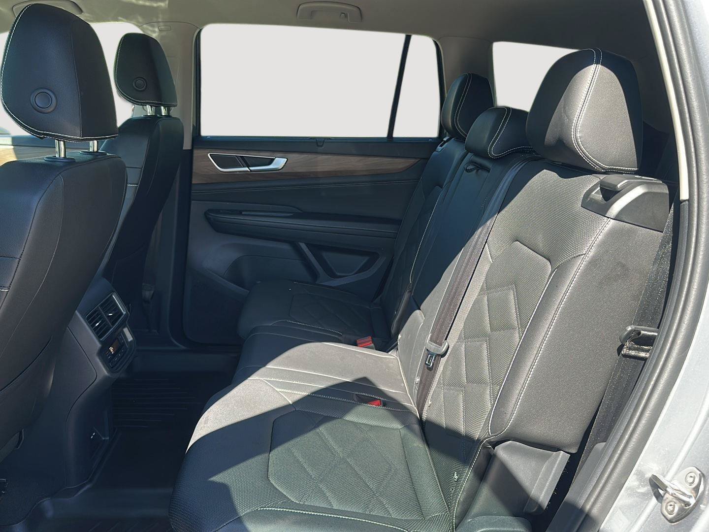 Used 2025 Volkswagen Atlas SE AWD/4WD image 19