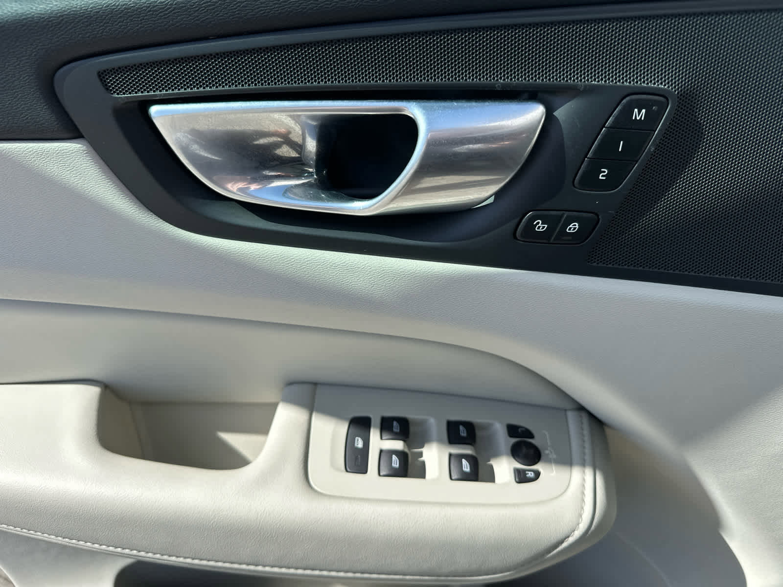 Certified 2024 Volvo XC60 B5 Core AWD/4WD image 9