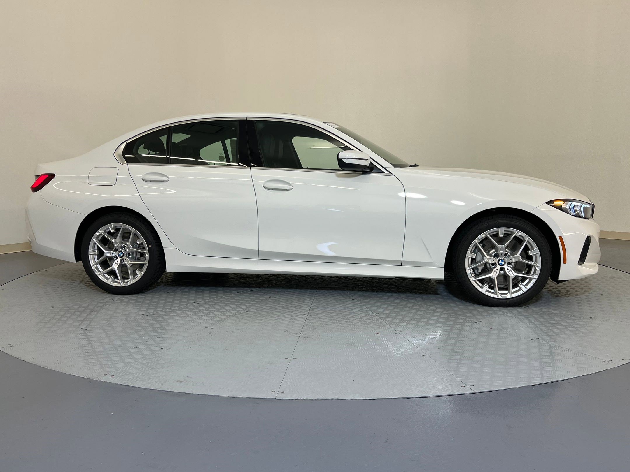 Used 2025 BMW 330i xDrive Sedan w/ Premium Package AWD/4WD image 7