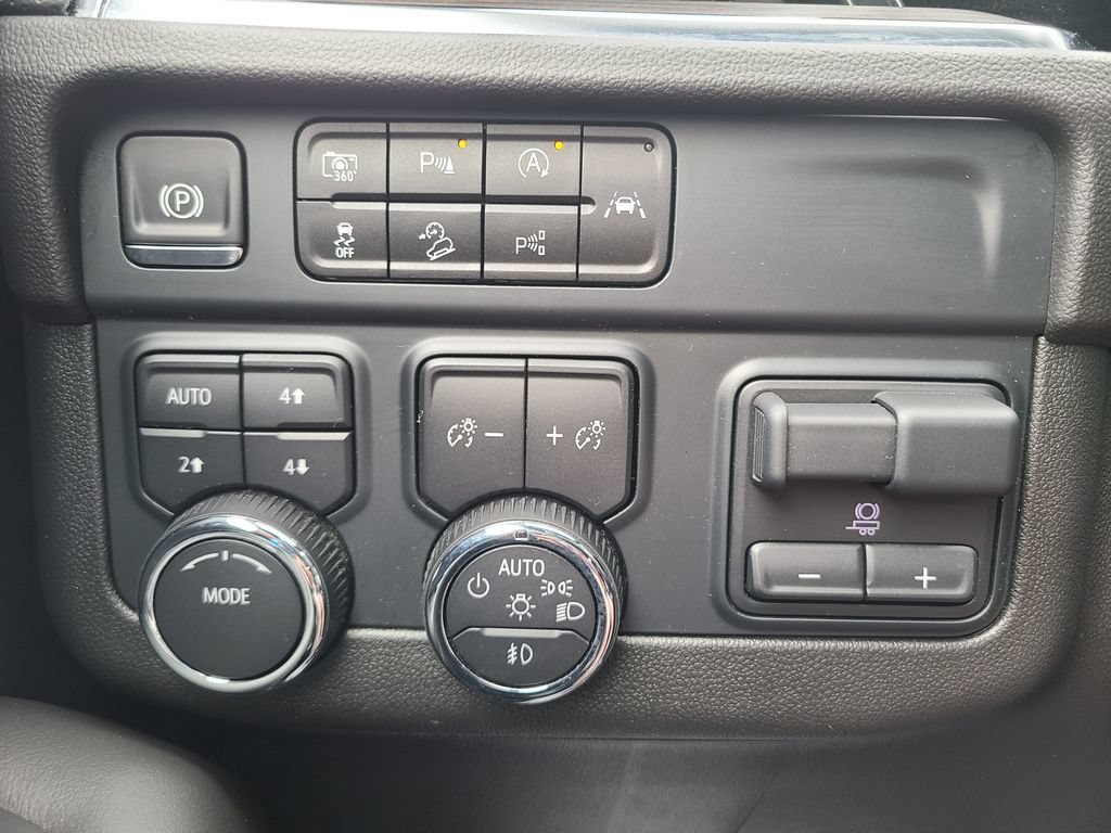Used 2025 Chevrolet Tahoe Premier AWD/4WD image 29