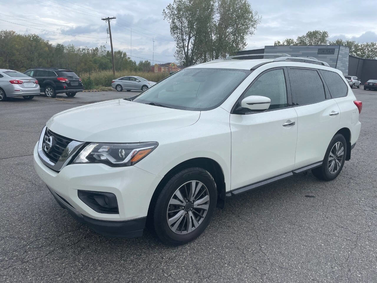 Used 2017 Nissan Pathfinder SV image 2