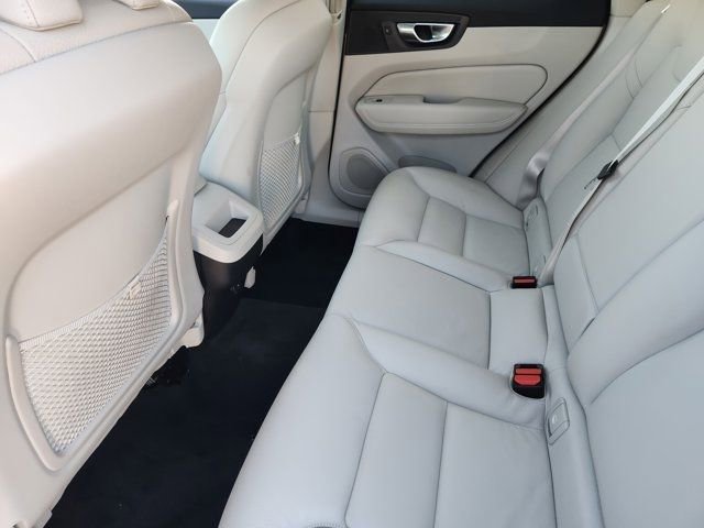 Used 2025 Volvo XC60 B5 Core image 32