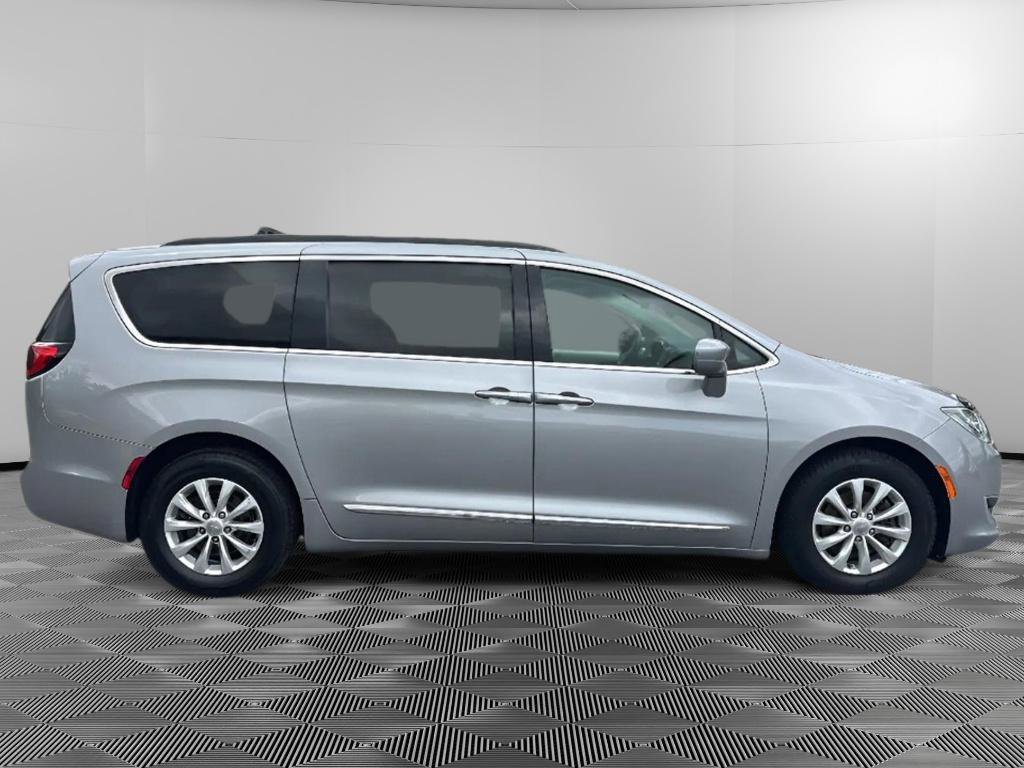 Used 2017 Chrysler Pacifica Touring-L FWD image 6