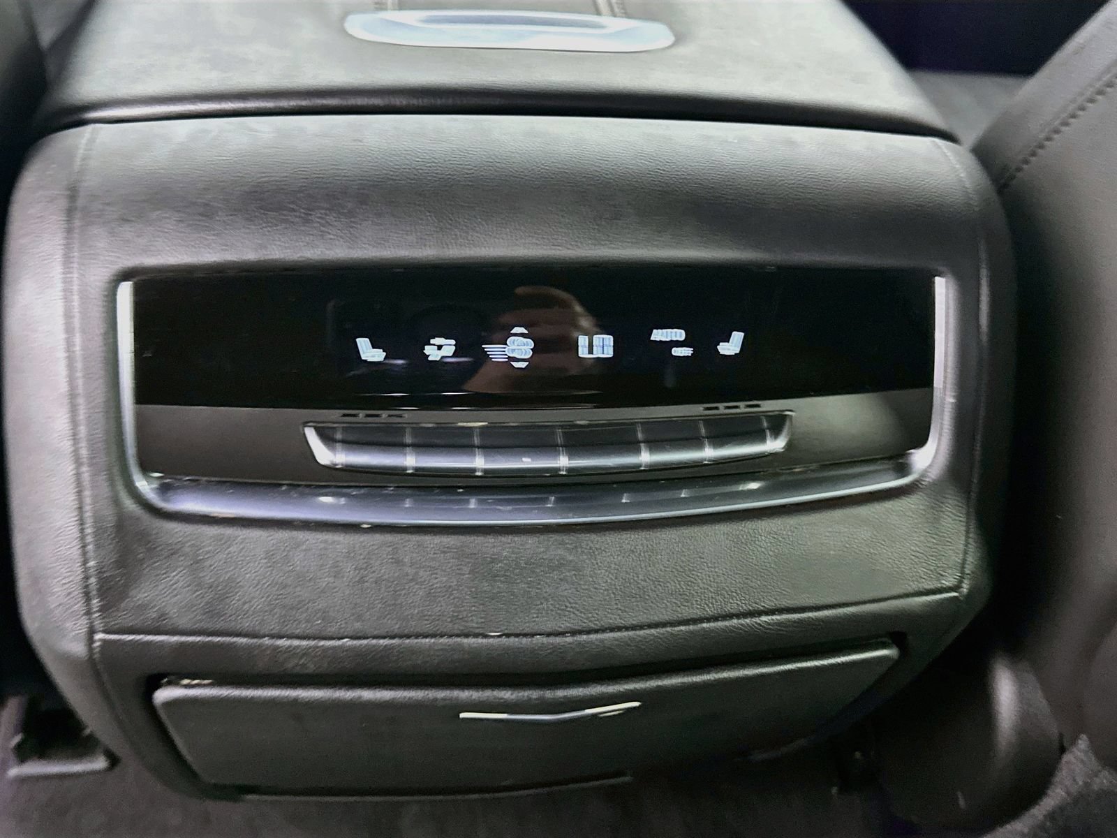 Used 2021 Cadillac Escalade ESV Premium Luxury w/ Driver Assist Tech Package AWD/4WD image 27