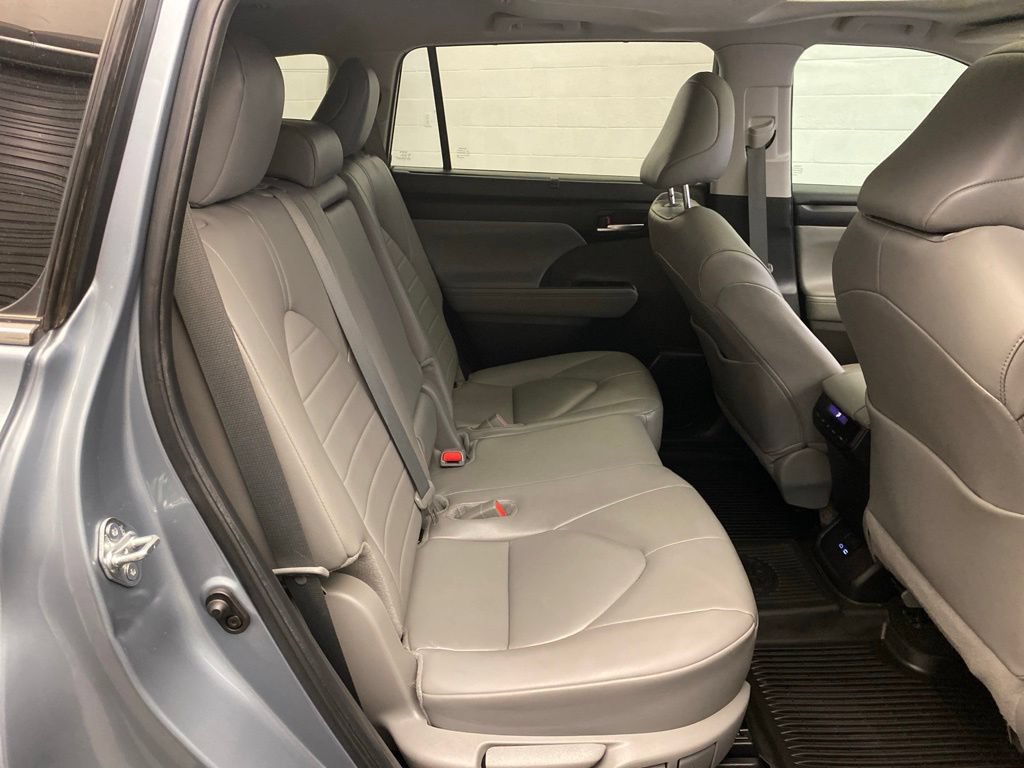 Used 2024 Toyota Highlander XLE FWD image 26