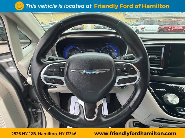 Used 2017 Chrysler Pacifica Touring-L w/ Tire & Wheel Group FWD image 24