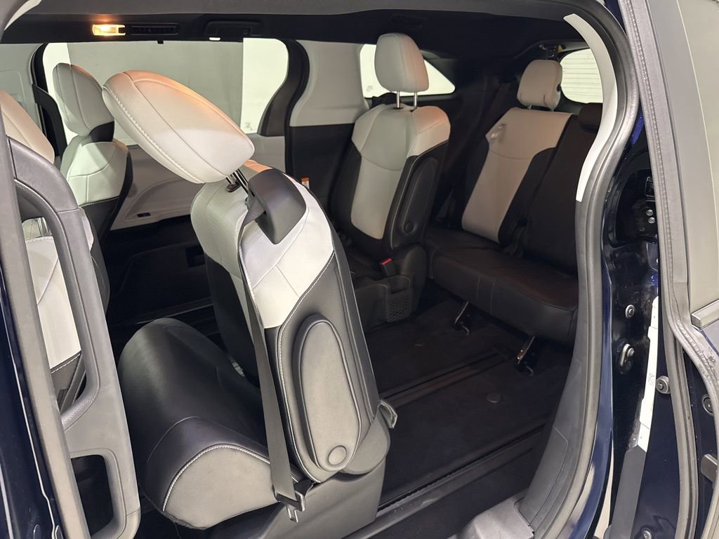 Used 2025 Toyota Sienna XSE image 38