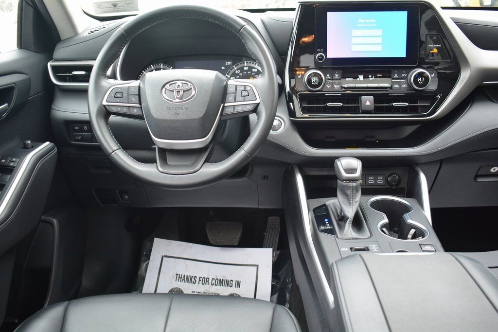 Used 2023 Toyota Highlander XLE image 3
