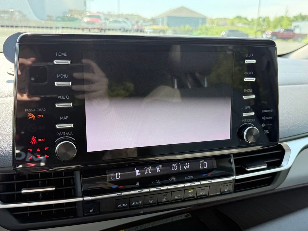 Used 2022 Toyota Sienna XLE w/ XLE Plus Package FWD image 31
