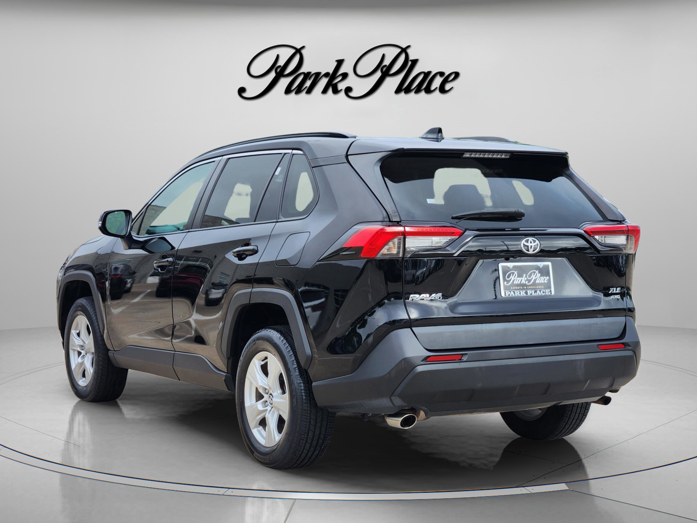 Used 2021 Toyota RAV4 XLE w/ Convenience Package image 3
