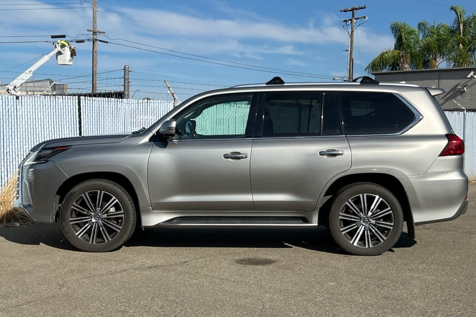Used 2021 Lexus LX 570 4WD w/ Luxury Package image 2