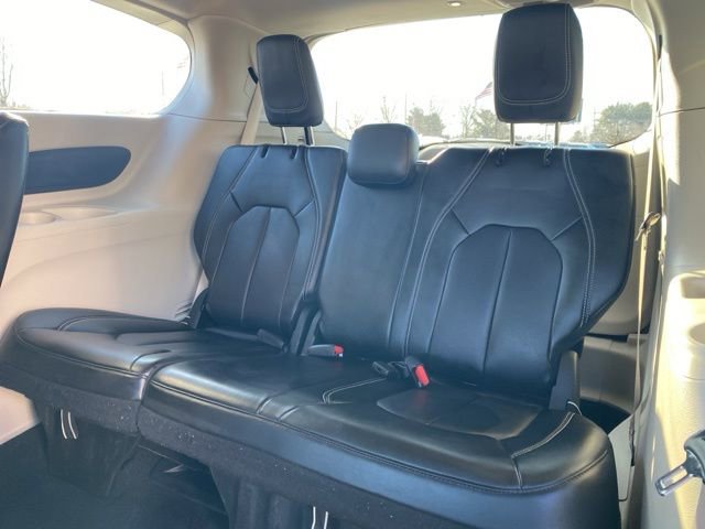 Certified 2023 Chrysler Pacifica Touring-L image 28