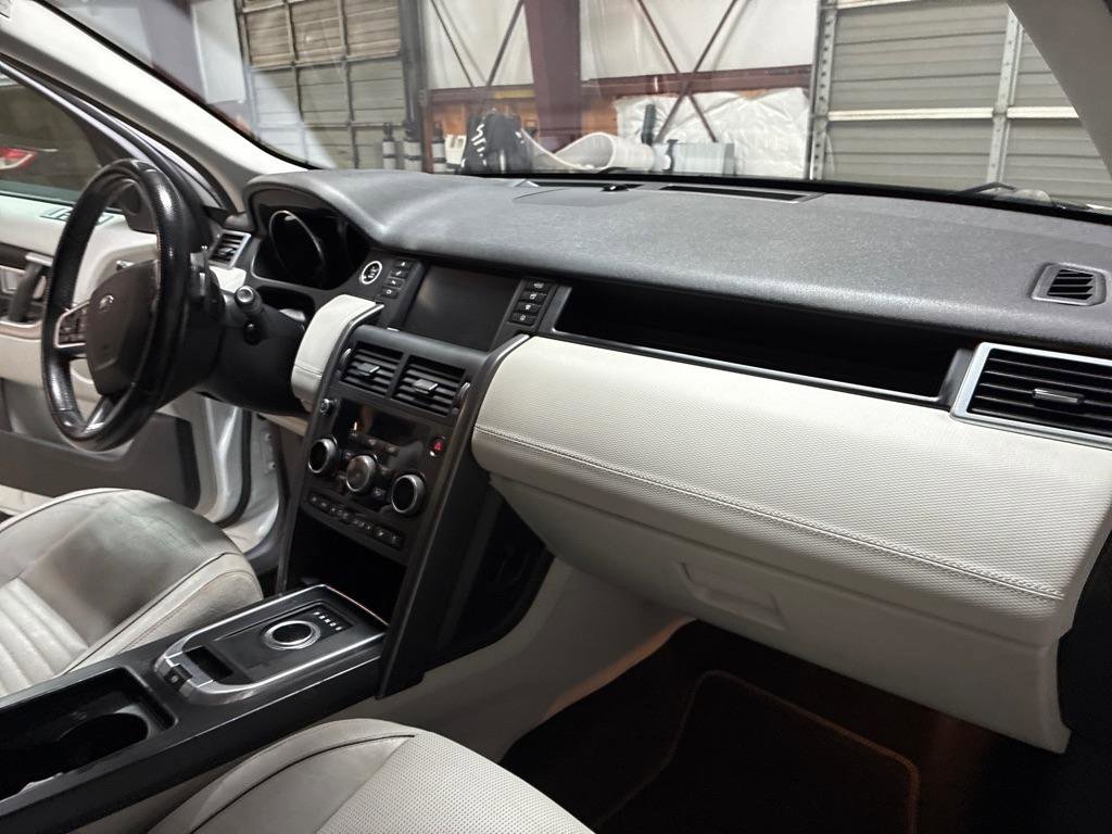 Used 2017 Land Rover Discovery Sport HSE image 29