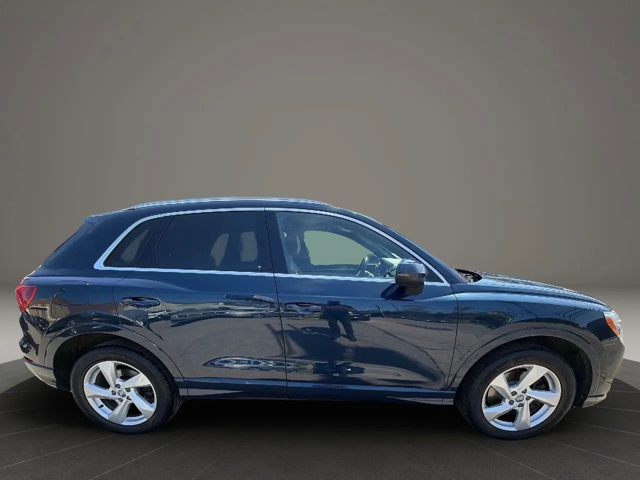 Used 2020 Audi Q3 2.0T Premium w/ Convenience Package AWD/4WD image 4