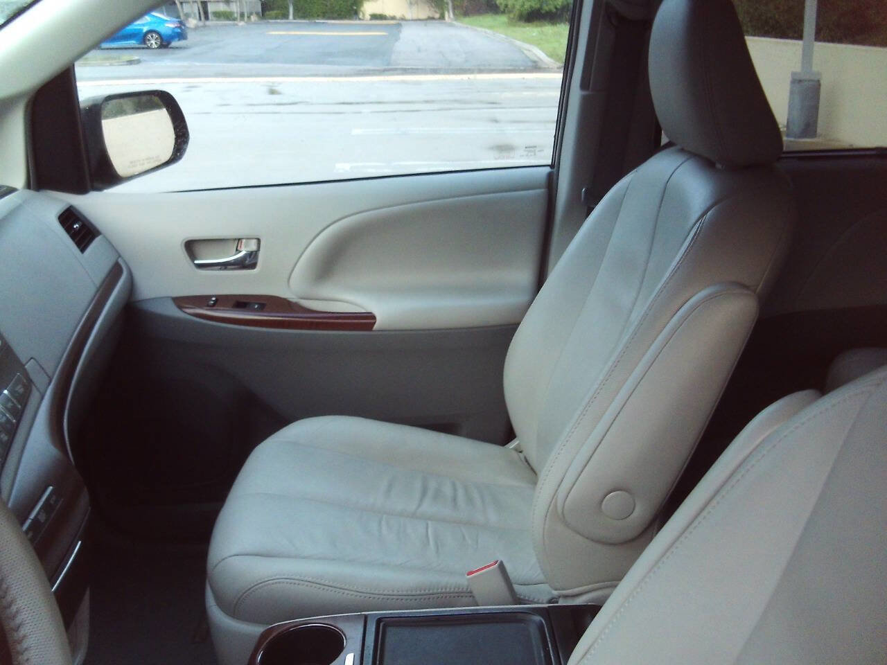 Used 2012 Toyota Sienna XLE image 16