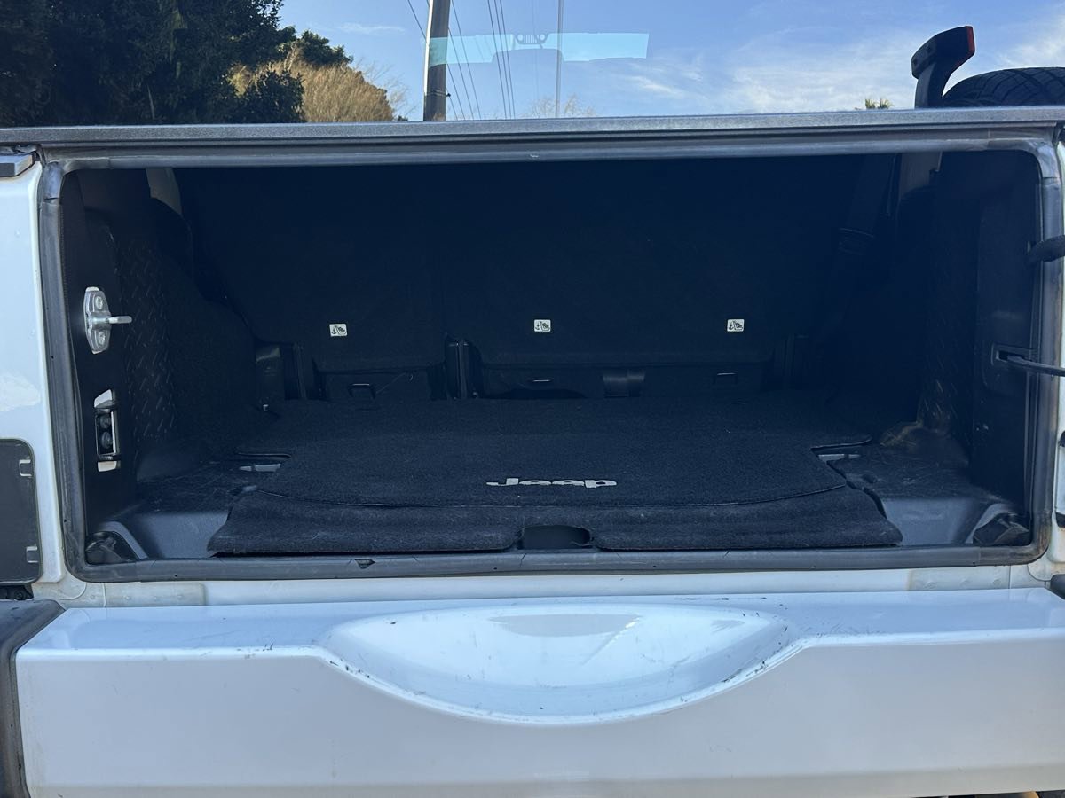 Used 2016 Jeep Wrangler Unlimited Sahara w/ Connectivity Group image 21