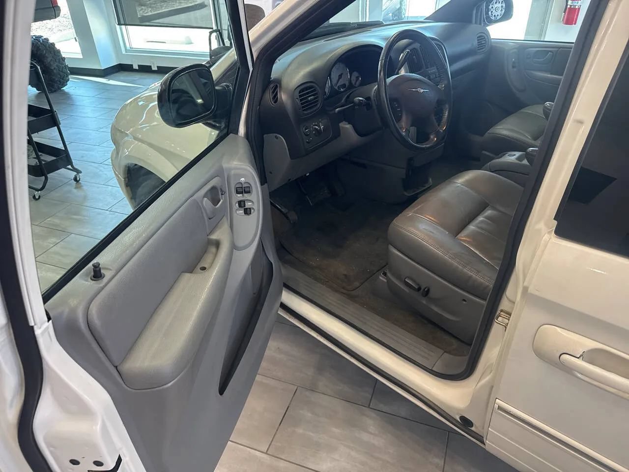 Used 2005 Chrysler Town & Country Touring w/ Luxury Group FWD image 13