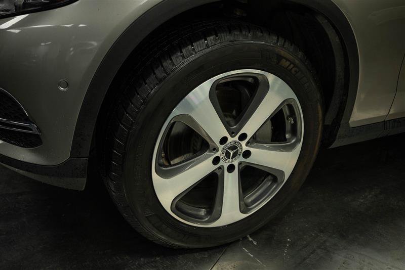 Used 2019 Mercedes-Benz GLC 300 4MATIC w/ Parking Assistance Package image 4