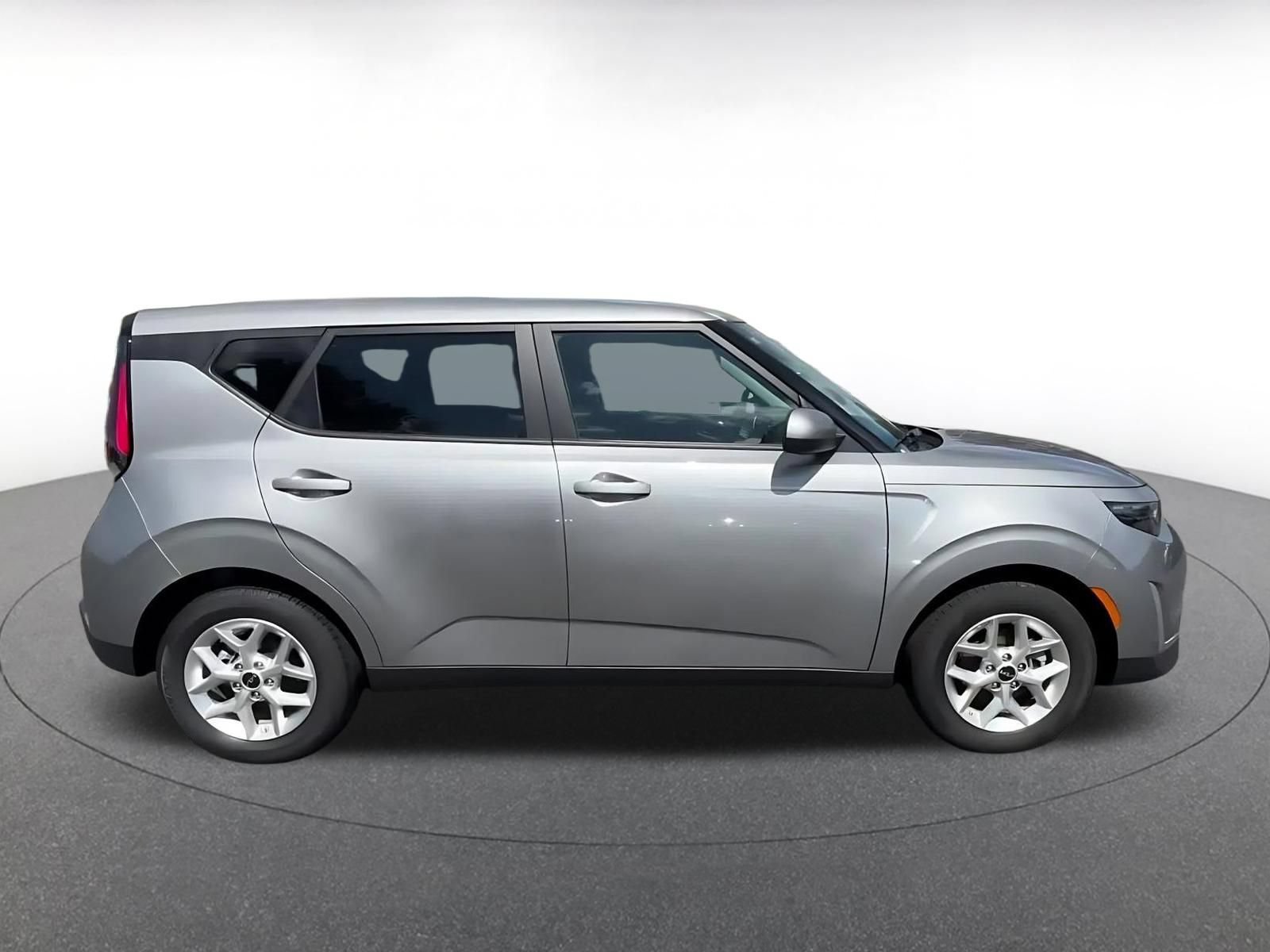 Used 2025 Kia Soul LX w/ LX Technology Package FWD image 16