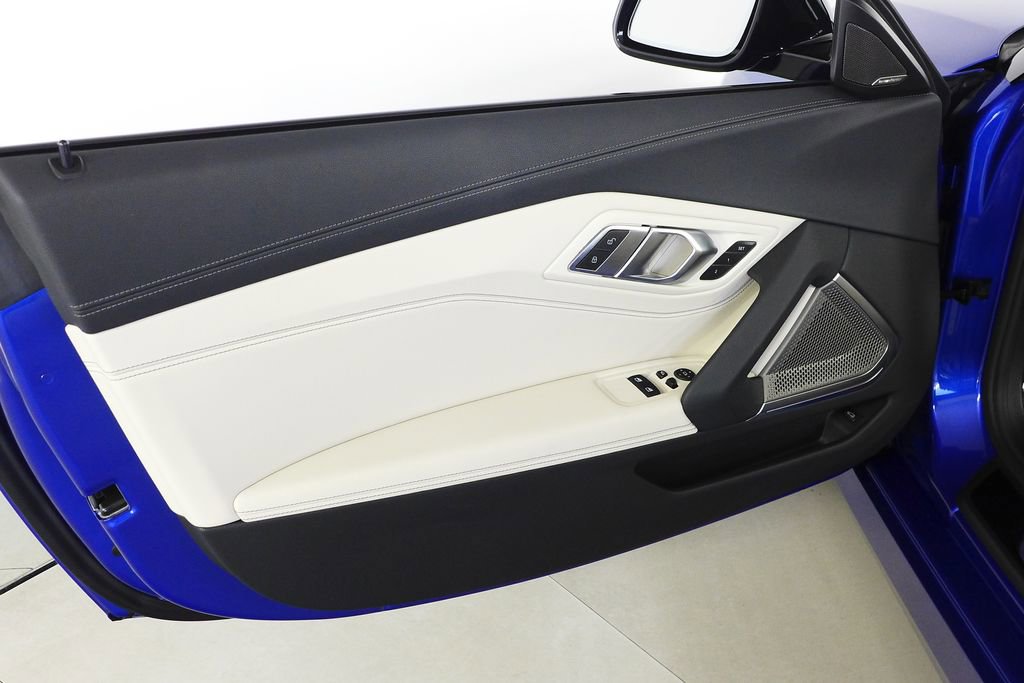 Used 2025 BMW Z4 M40i w/ Premium Package image 12