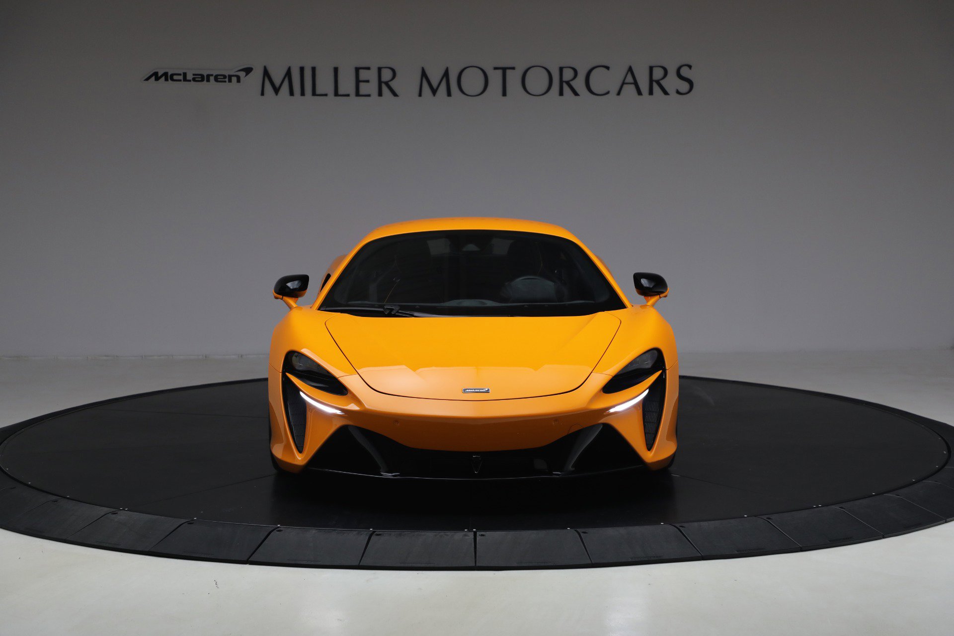Used 2024 McLaren Artura image 12