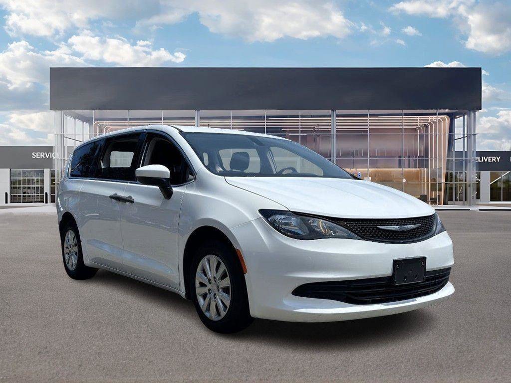 Used 2020 Chrysler Voyager L image 3