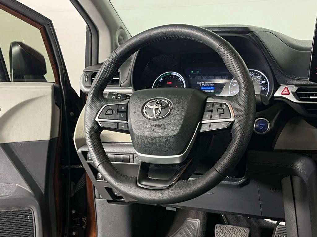 Used 2024 Toyota Sienna Limited image 11