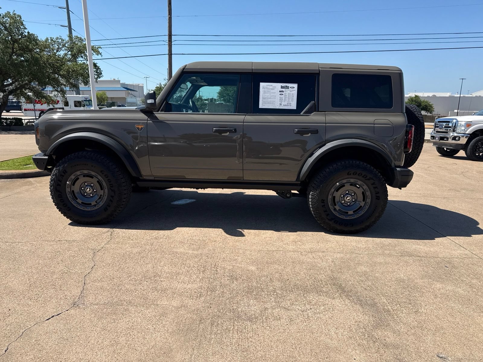 Used 2025 Ford Bronco Badlands AWD/4WD image 4